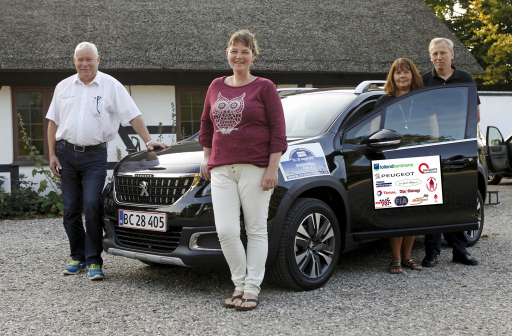 Fra venstre Sydhavsrallyets løbslederassistent og afviklingsleder Flemming Sarka, Heidi Nielsen, Den Gamle Møllegård, og Anne-Mette og Teddy Jørgensen, Horsted, ved afleveringen af præmiebilen fra Peugeot Danmark - en Peugeot 2008.
(Foto: POULSFOTO)